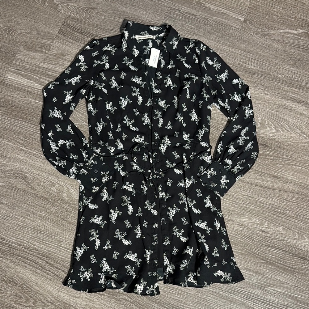 NWT. Abercrombie & Fitch Black & White Buttoned Casual Dress. Size XS